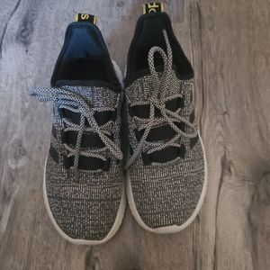 Kids Addidas Cloudform Tennis Shoes size 6